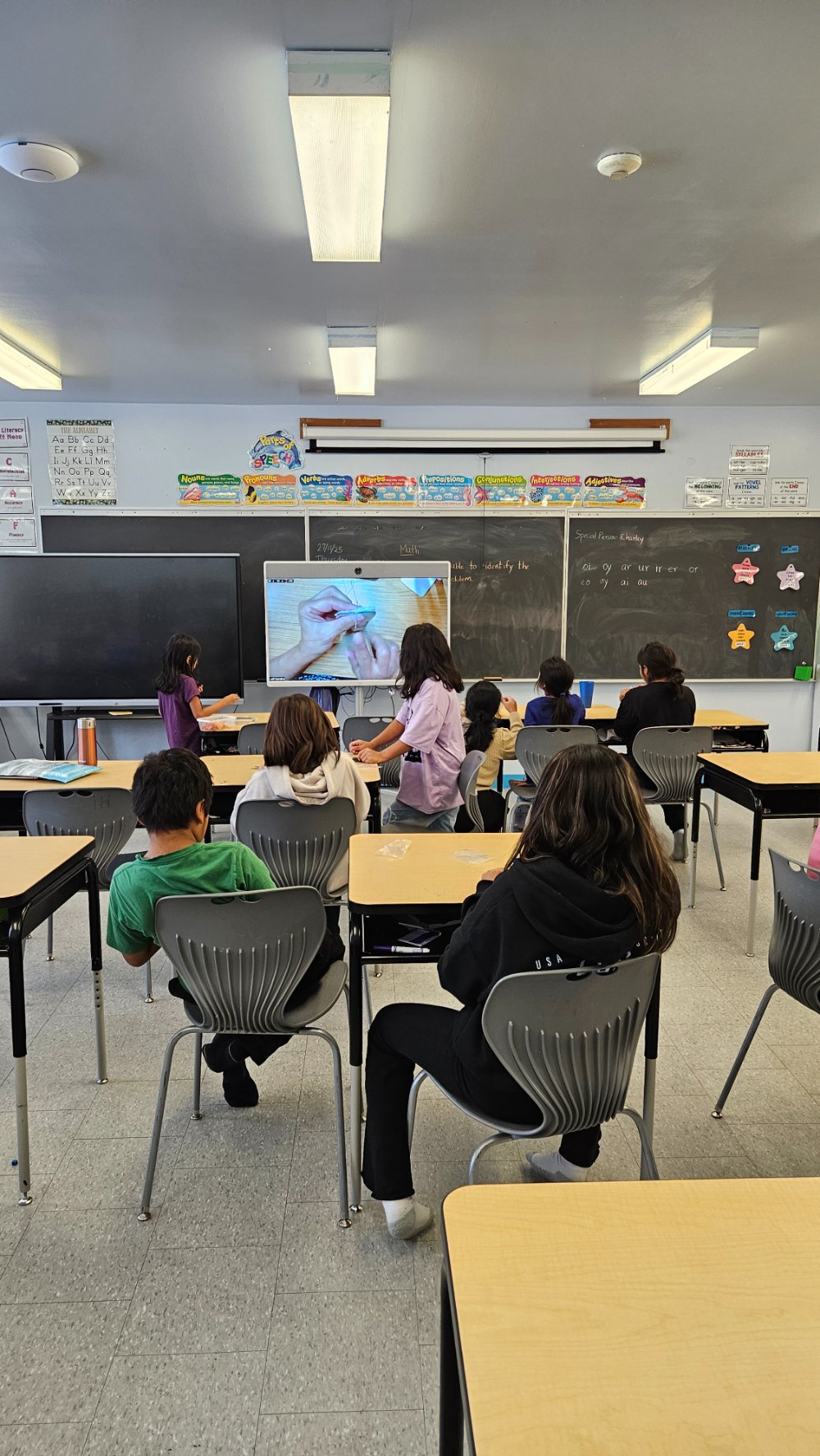 Students learning with Sandra Rideout